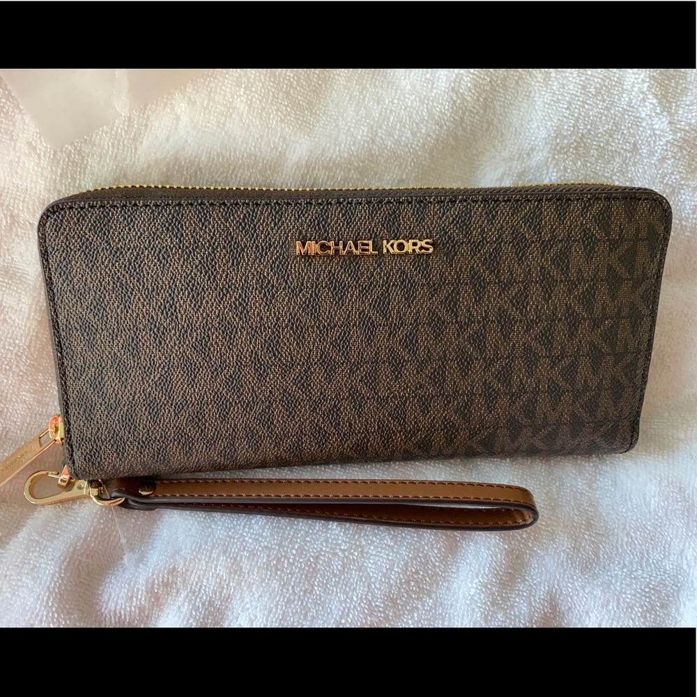 MICHAEL KORS
Large Logo and leather Wristlet